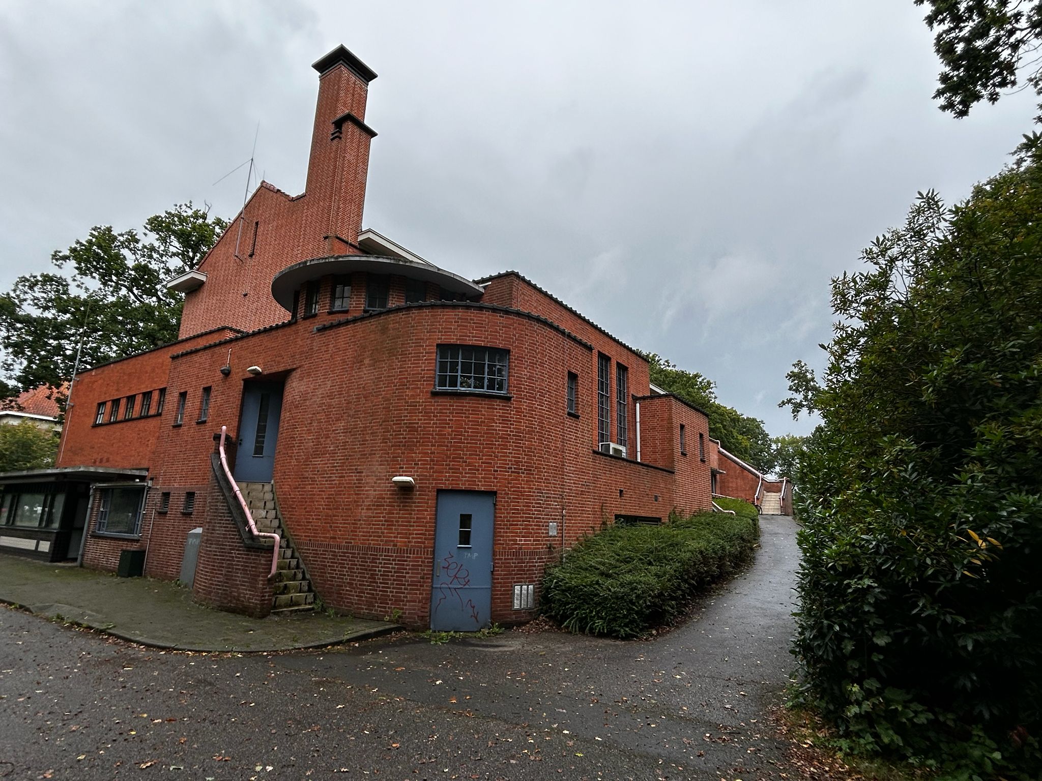 Exterior view of our peaceful practice in Oegstgeest